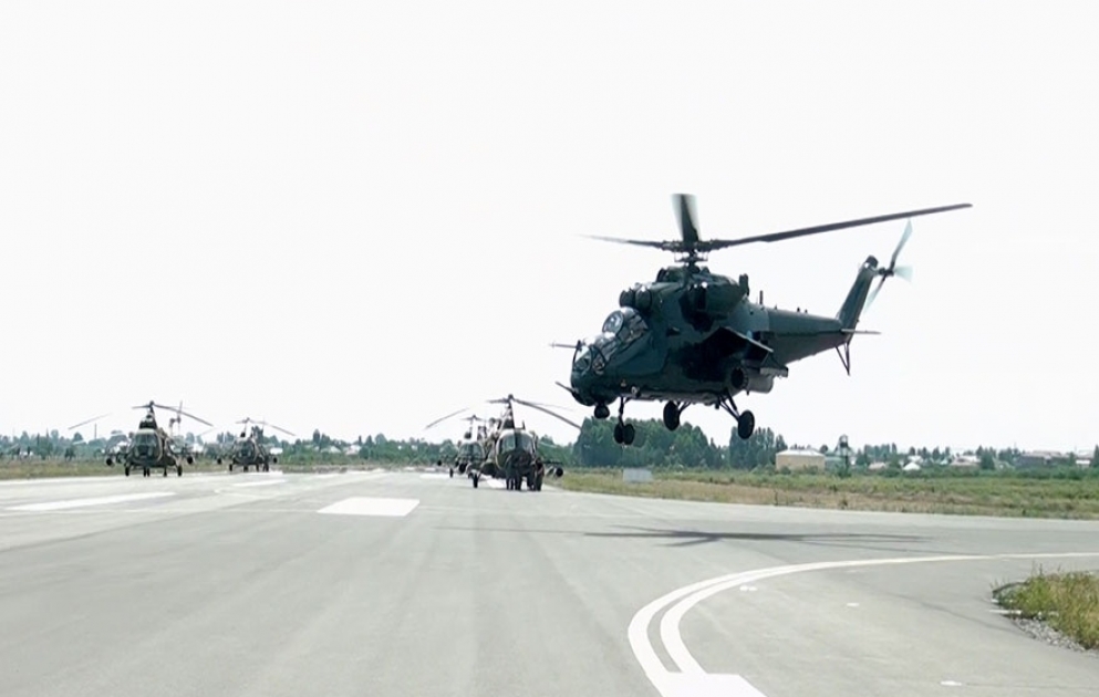Hubschrauber der Luftwaffe führen Flugübungen durch