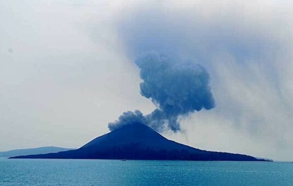 В Индонезии вулкан Анак-Кракатау дважды за сутки выбросил столб пепла