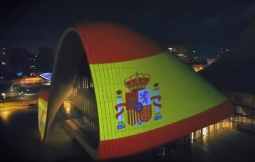 Bakou : le drapeau espagnol projeté sur le bâtiment du Centre Heydar Aliyev