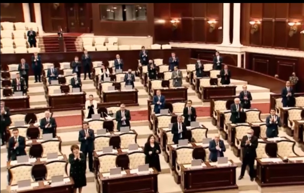 Deputatlar koronavirusa qarşı mübarizədə fədakarlıq göstərənləri alqışladı
