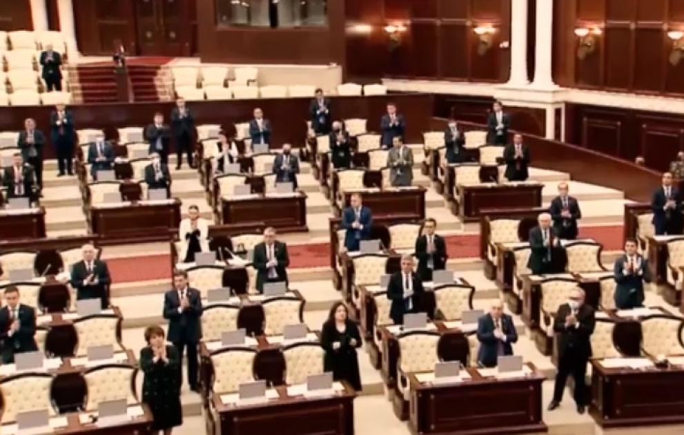 В рамках моральной поддержки борьбы с коронавирусом Милли Меджлис подготовил видеоролик