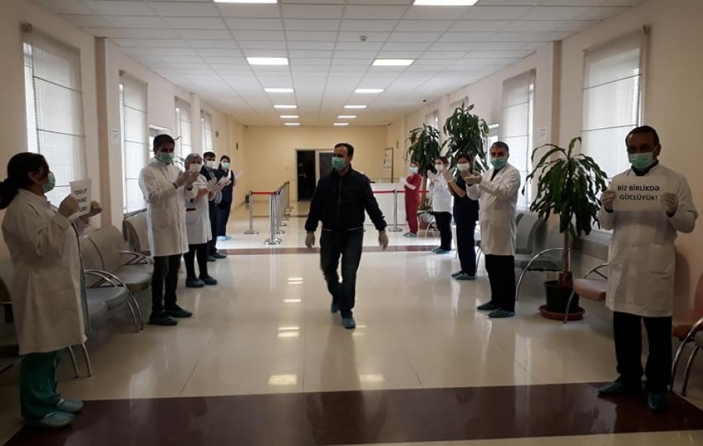 Ağdaşda koronavirusdan sağalan ilk xəstəni həkimlər belə yola saldılar