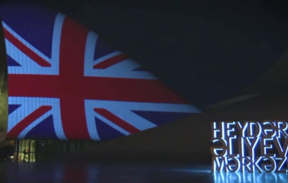 Die britische Flagge auf Heydar Aliyev Center projiziert