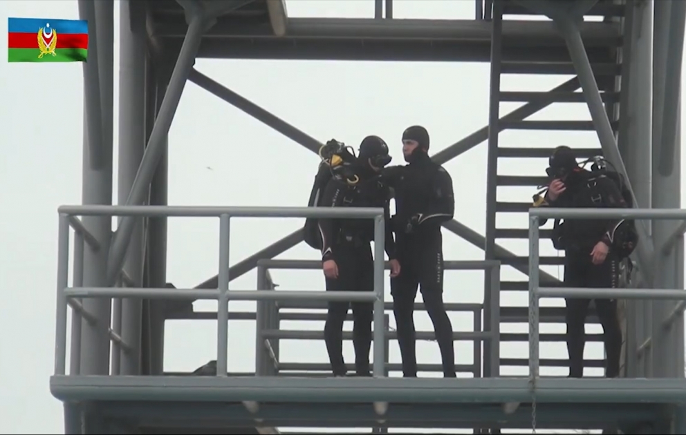 Taucher der aserbaidschanischen Marine führen Übungen durch