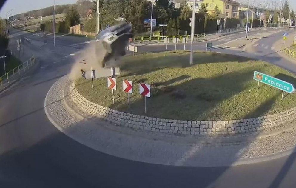 Легковушка чуть не снесла камеру, запечатлевшую её полёт над польской автомагистралью