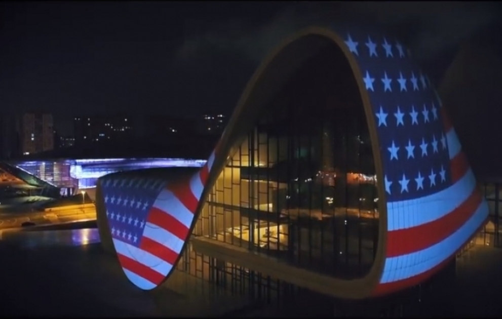 Die Flagge von USA auf Heydar Aliyev Center projiziert
