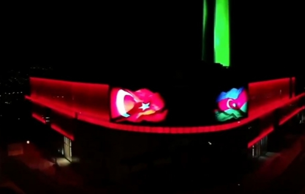 Atakule-Turm in Ankara für Aserbaidschan in Lichtstrahlen Blau, Rot, Grün beleuchtet