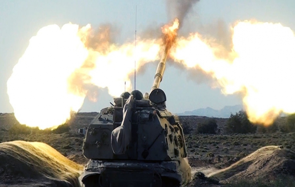 Les unités d'artillerie effectuent des tirs de combat