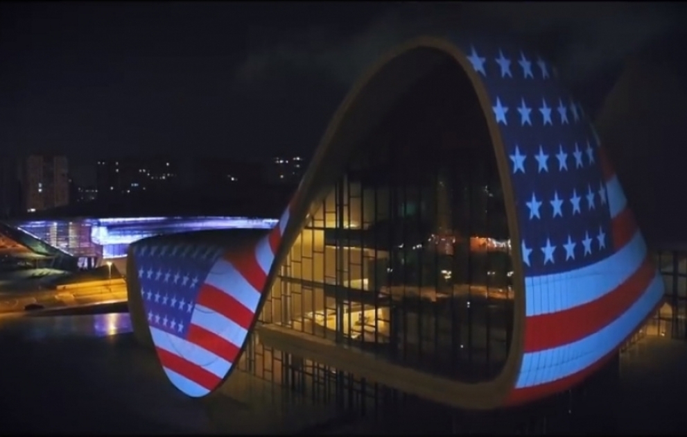 Le drapeau américain projeté sur le bâtiment du Centre Heydar Aliyev à Bakou