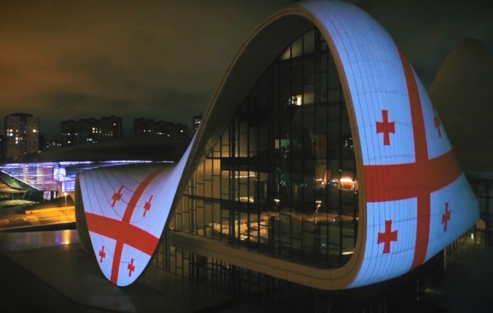 Die georgische Flagge auf Heydar Aliyev Center projiziert