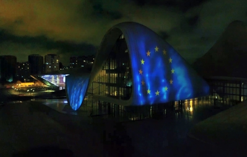 Die EU-Flagge auf Heydar Aliyev Center projiziert