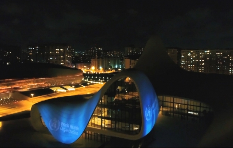 Heydar Aliyev Center mit WHO-Flagge angestrahlt