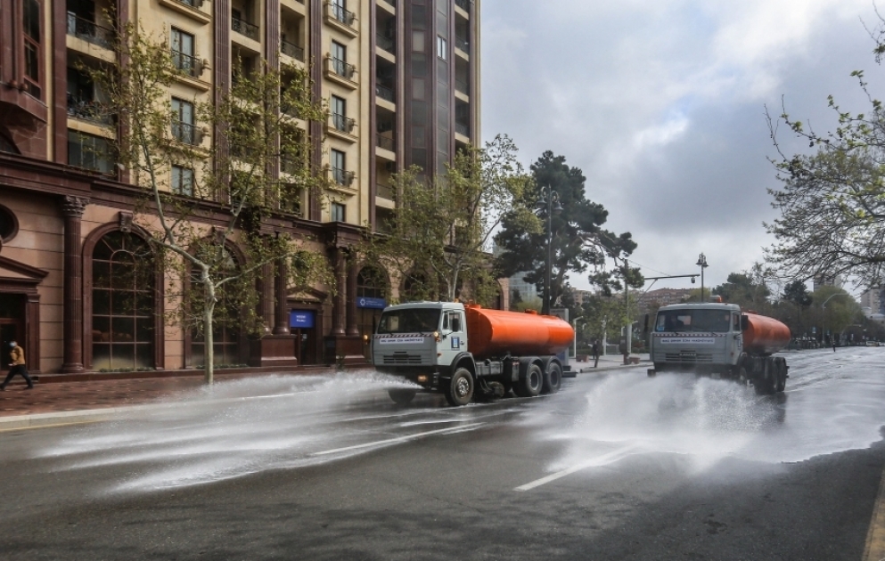 Mehr als 150 zentrale Straßen und Avenuen der Hauptstadt Baku werden mit speziellen Chemikalien desinfiziert