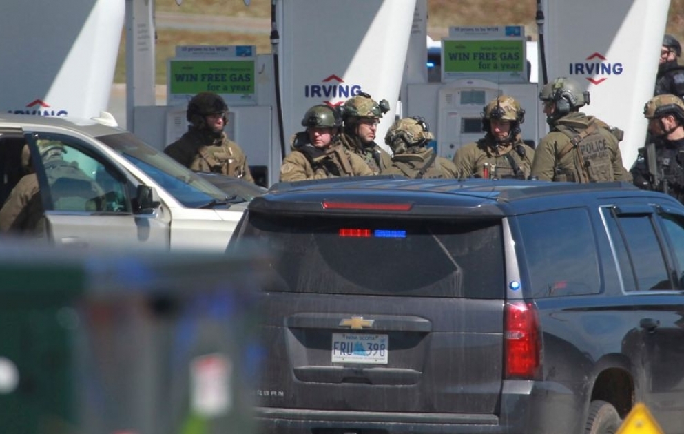 Un homme armé aurait été déguisé en policier abattant plusieurs victimes en Nouvelle-Écosse, Canada