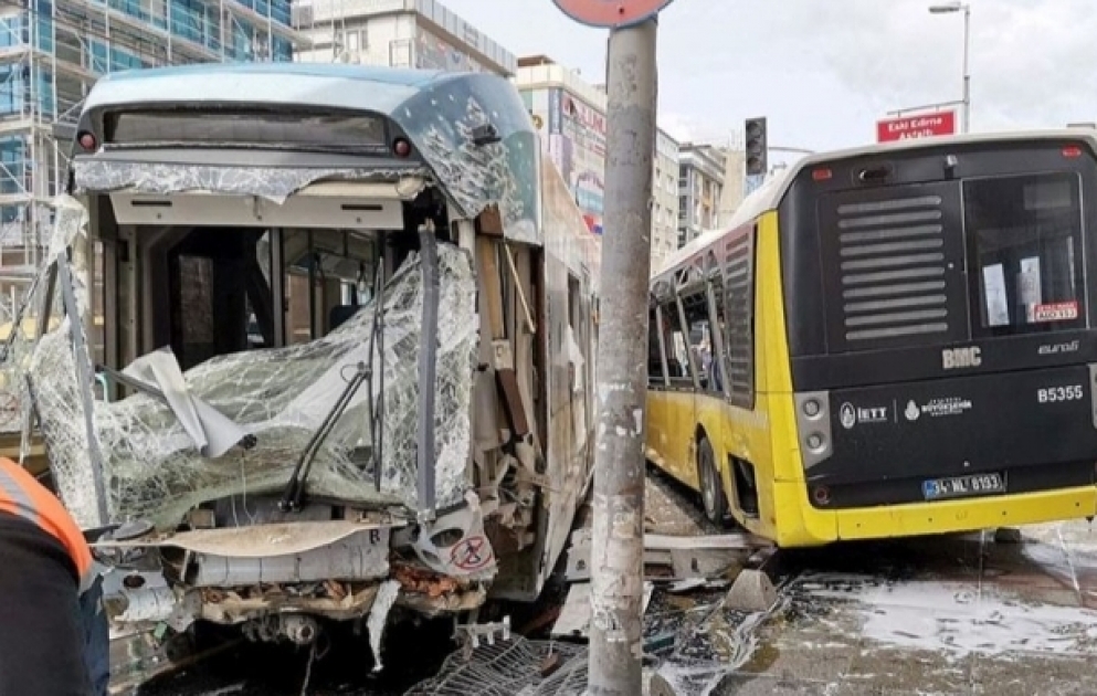 İstanbulda tramvayla avtobusun toqquşma görüntüləri yayılıb