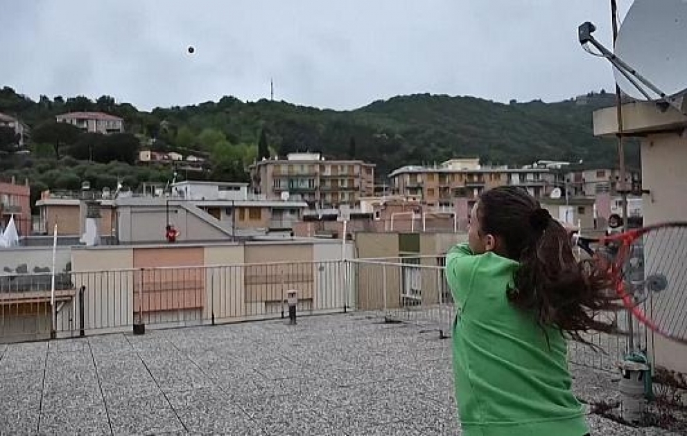 Italian girls play thrilling rooftop tennis rally amid coronavirus lockdown