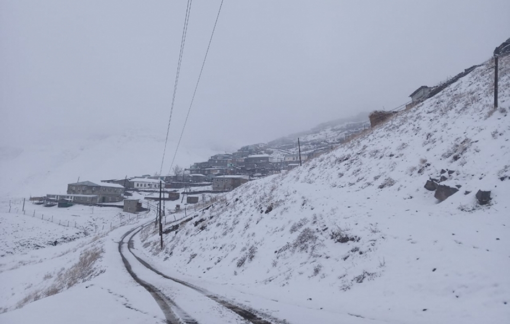 Wetter: Schnee hüllt Guba im Frühling in  weiße Decke