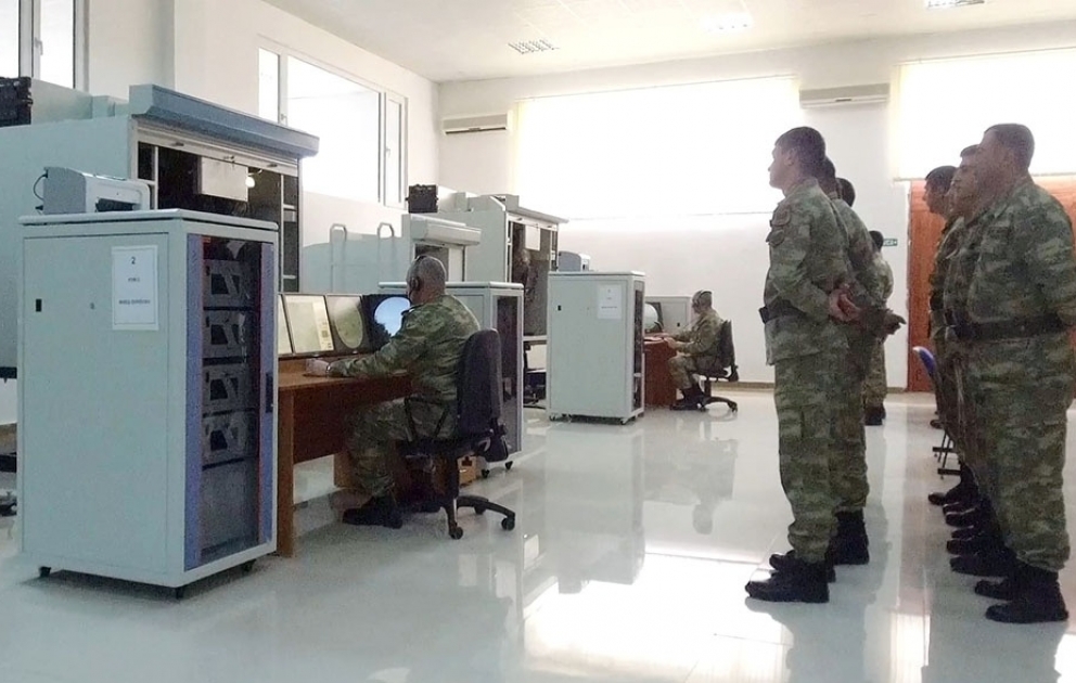 Kursantlar zirehli texnikanın məşq qurğularında çalışmalar yerinə yetirir