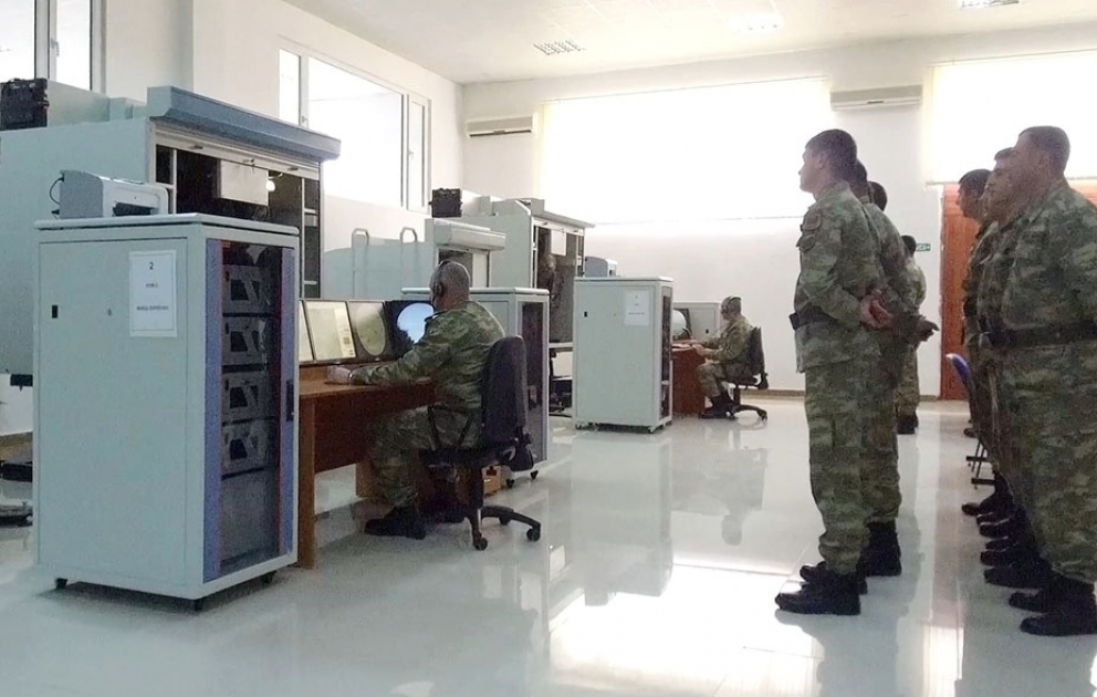 Курсанты выполняют упражнения на тренажерах бронетехники