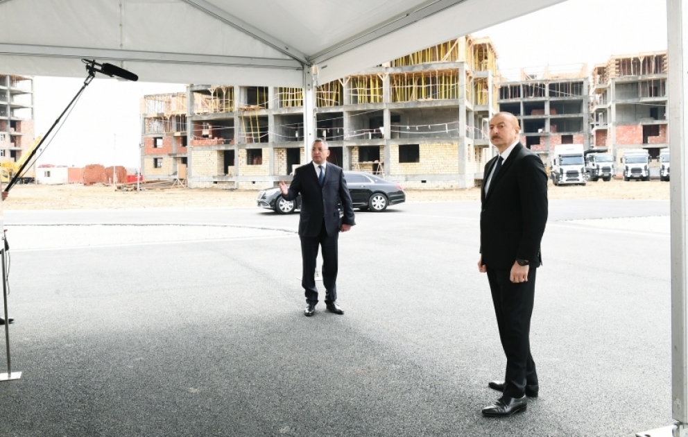 Prezident İlham Əliyev 3042 məcburi köçkün ailəsi üçün yaşayış binalarından ibarət məhəllələrdə tikinti işlərinin gedişi ilə tanış olub
