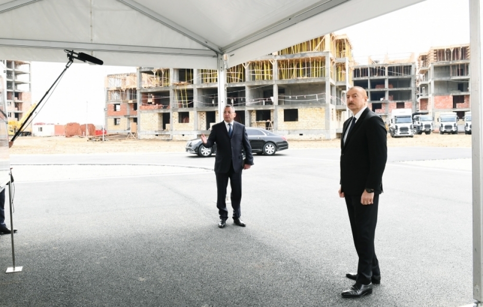 Präsident Ilham Aliyev macht sich mit Verlauf von Bauarbeiten an Wohngebieten für 3.042 Binnenvertriebene vertraut