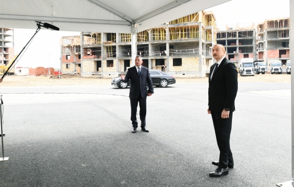 Le président Ilham Aliyev visite les quartiers résidentiels destinés à accueillir 3042 familles déplacées
