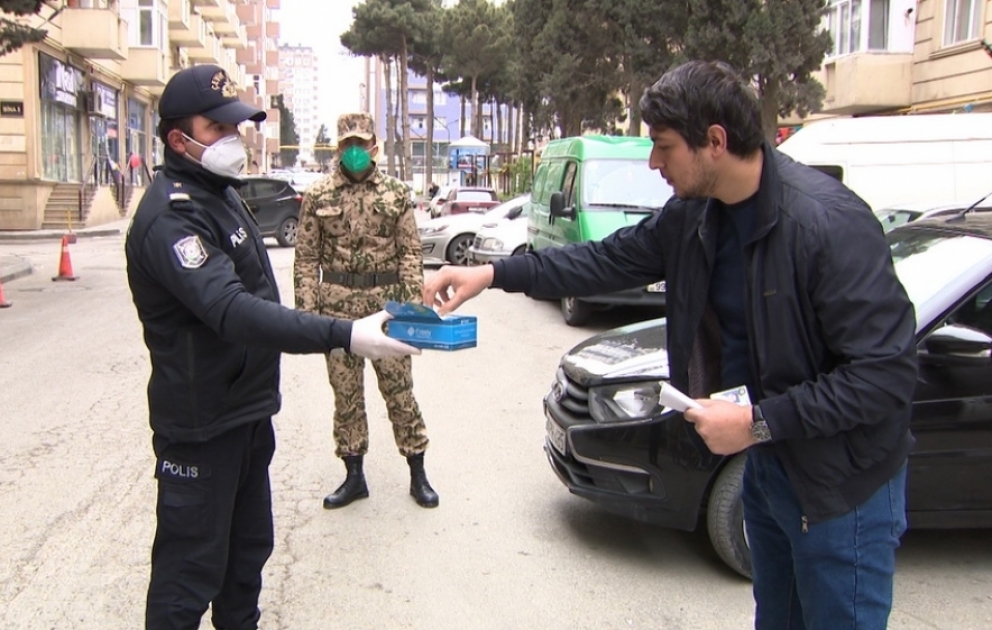 Xırdalanda polislər şəhər sakinlərinə tibbi maskalar paylayıblar