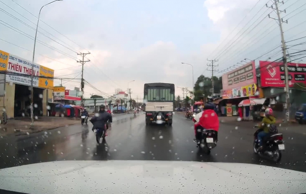 Biker Has Near Miss during Iffy Street Pass