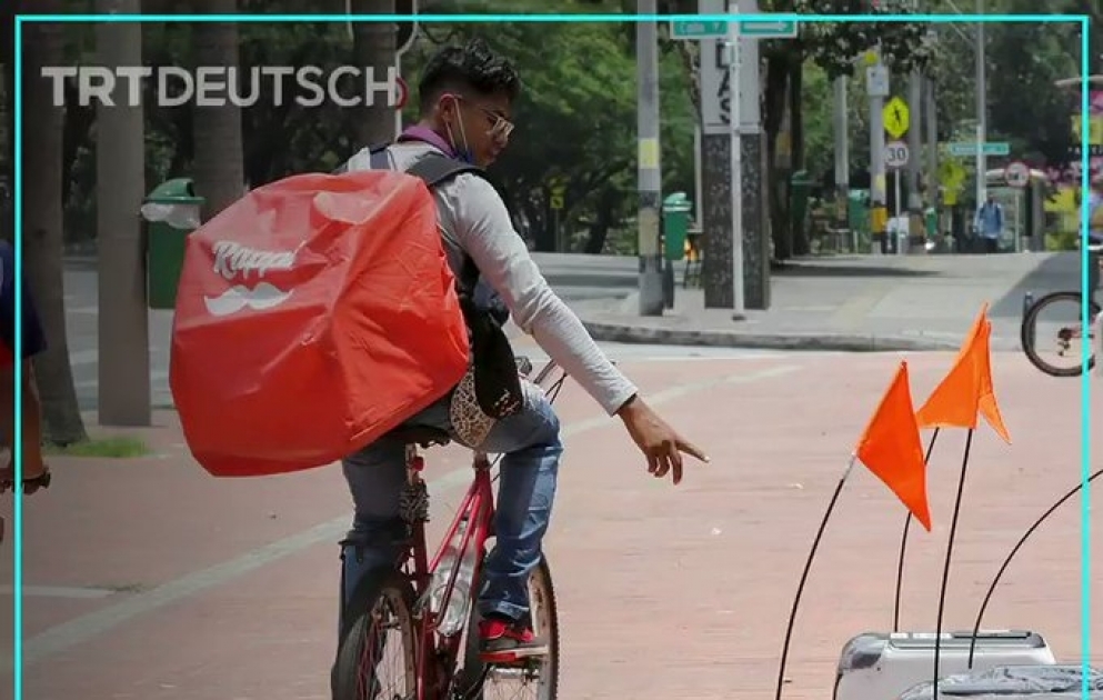15 kastenförmige Roboter fahren durch die Straßen von Medellín, Kolumbien