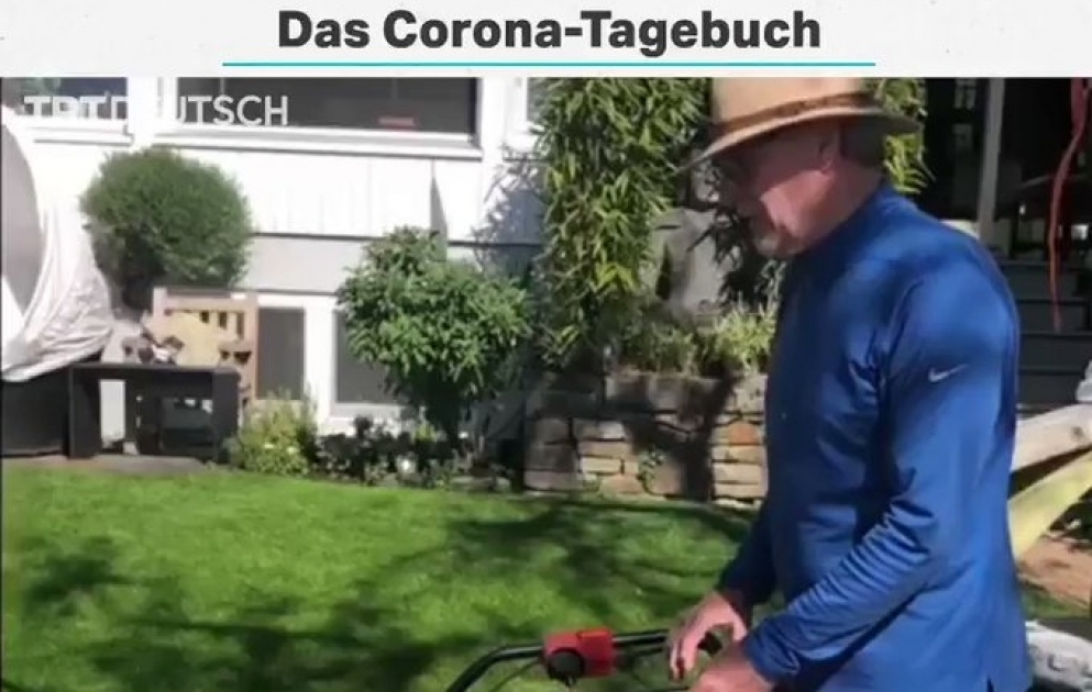 Wir haben Ex-Torhüter Toni Schumacher gefragt, wie er in Zeiten der Corona-Krise sein Leben verbringt