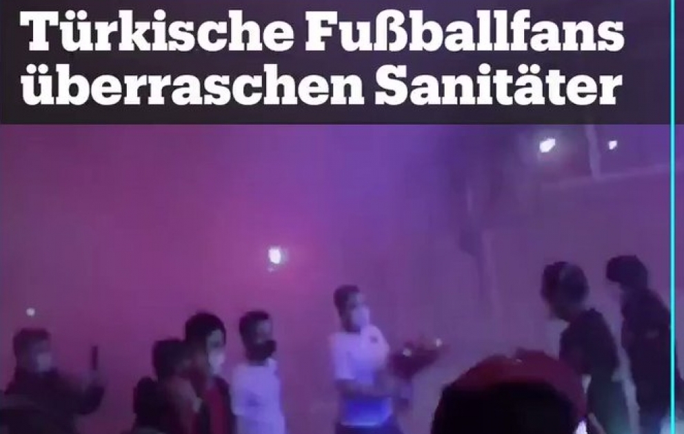 Türkische Fußballfans rufen die Sanitäter wegen eines vermeintlichen Corona-Falls