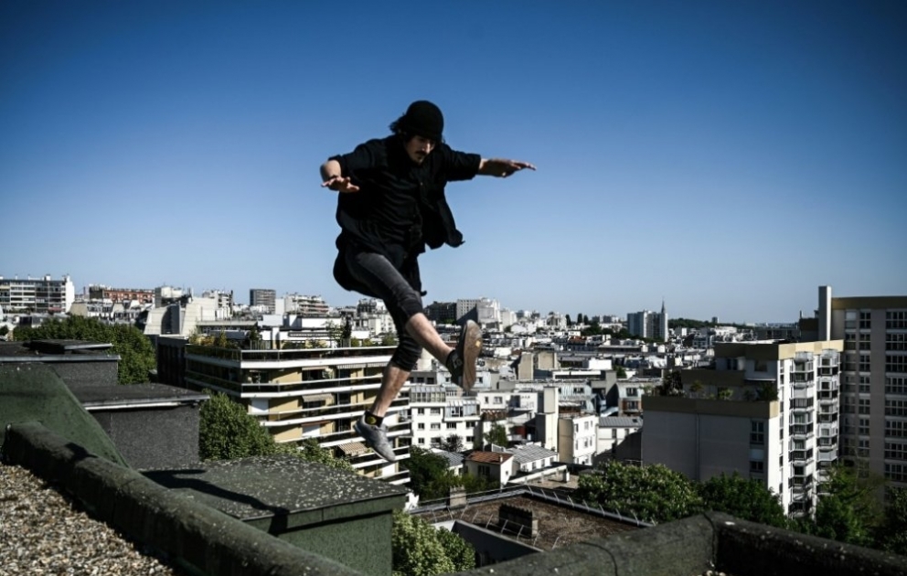 Agile, Simon Nogueira déambule sur les toits en zinc de Paris