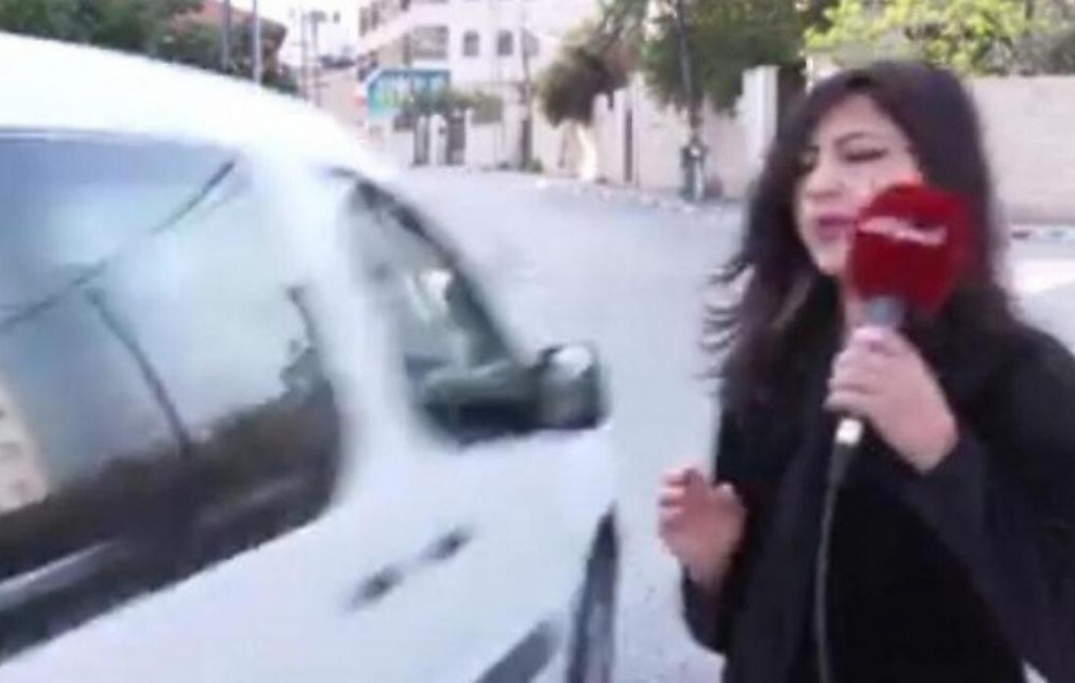Yol kənarında reportaj edən jurnalist qəzadan bir anda xilas oldu