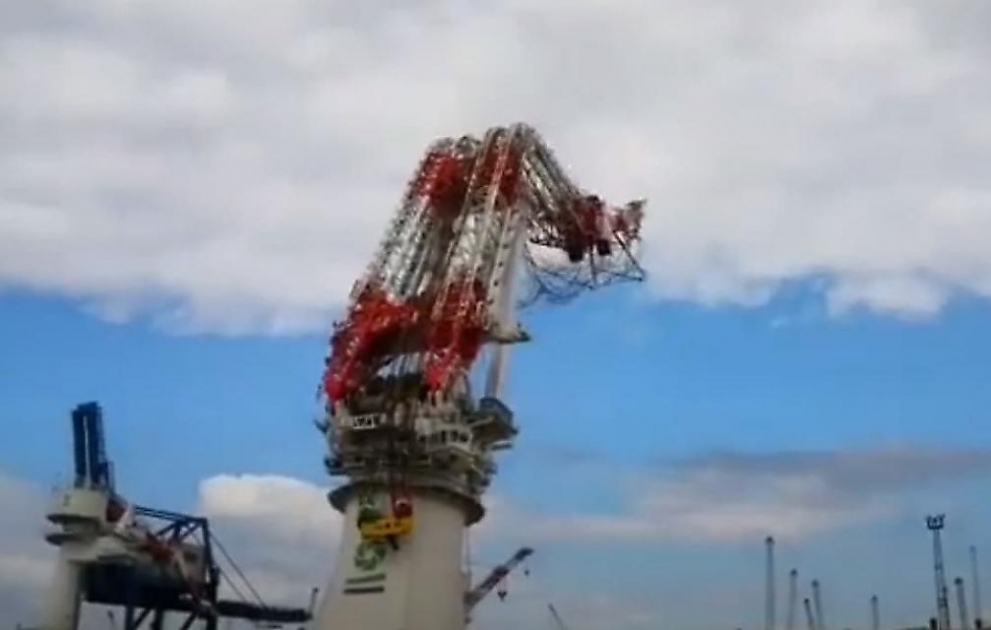 5,000 tonne crane collapses during test