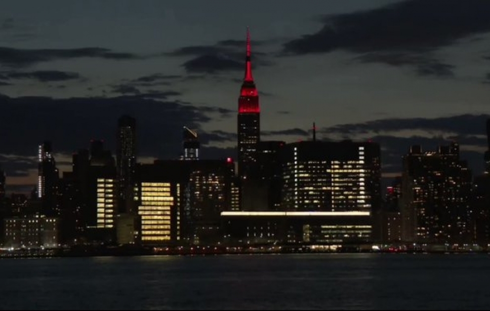 L'Empire State Building à New York s'illumine en rouge en hommage aux personnes en première ligne