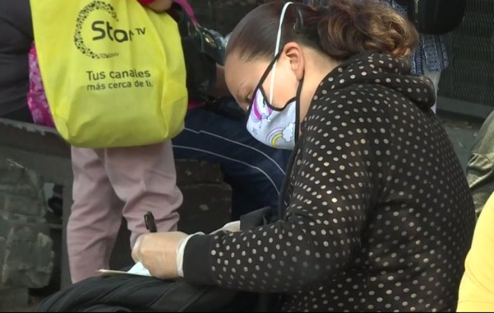 À Mexico, la capitale du Mexique, des proches des patients de l'hôpital La Raza écrivent des lettres d'encouragement et de réconfort