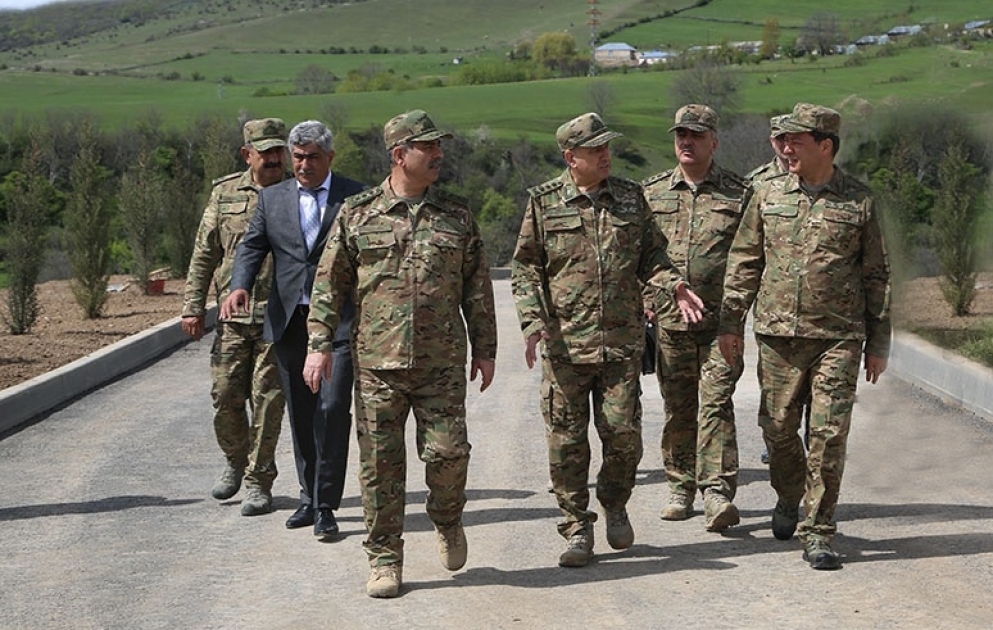 Cəbhəboyu zonada tikintisi yekunlaşmaqda olan hərbi hissəyə baxış keçirilib