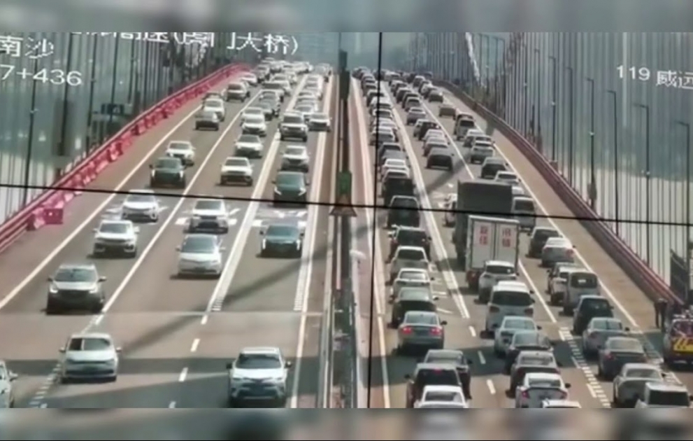 Bridge shakes like waves after hit by strong winds
