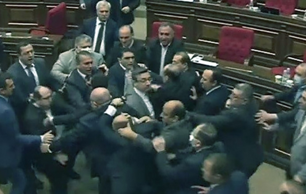 Ermənistan parlamentində dava