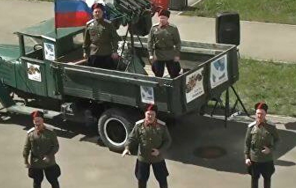 Мини-концерт в честь 9 мая: военные ЦВО выступили под окнами ветеранов