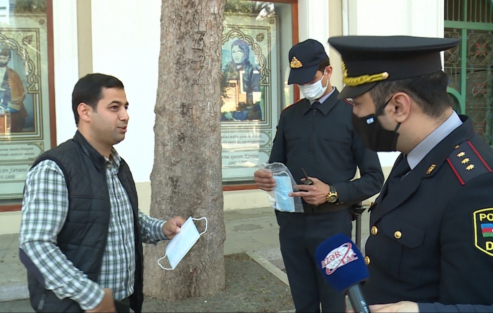 Polis əməkdaşları vətəndaşlara maska payladı