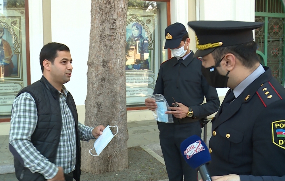 Les policiers distribuent des masques aux citoyens