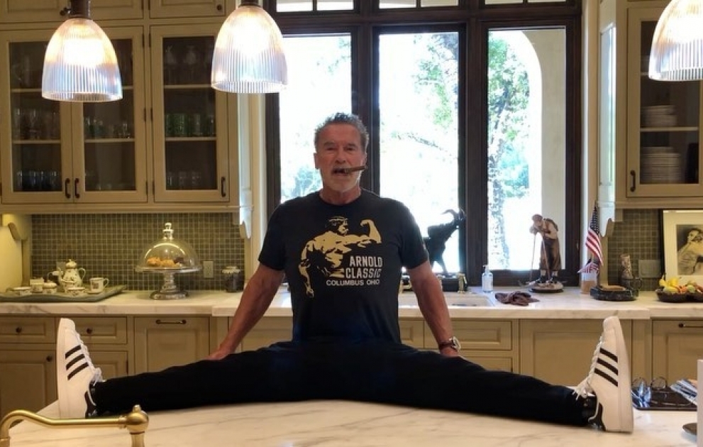 Arnold Schwarzenegger zeigt seine beeindruckende Flexibilität in Gag Instagram