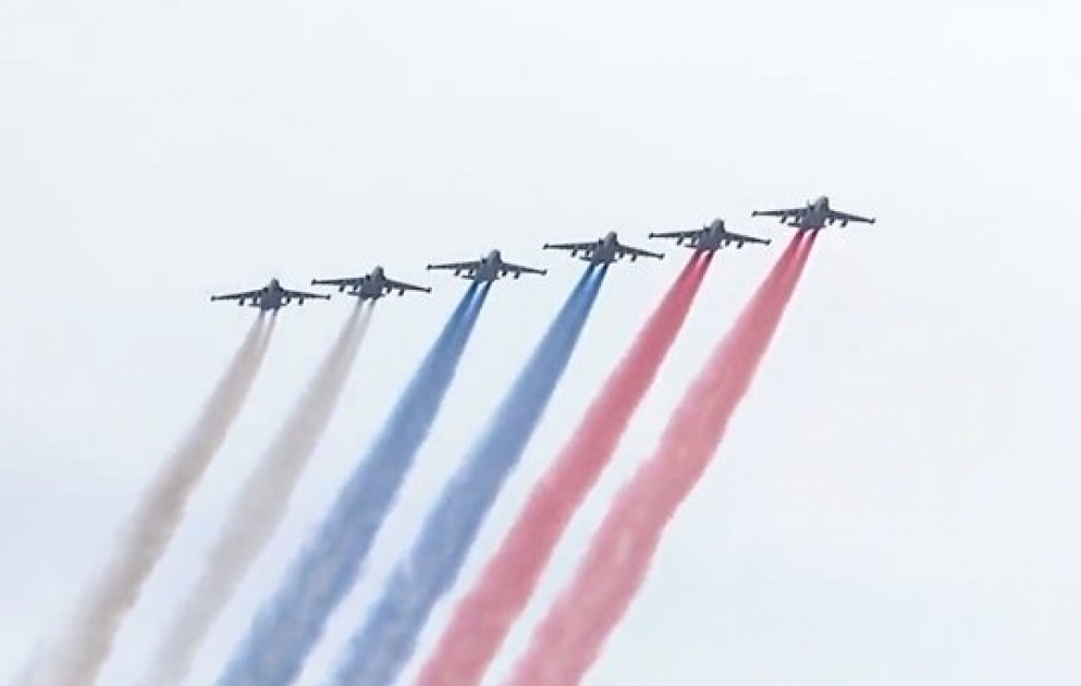 В честь 75-летия Победы над Москвой пролетели истребители Су-57