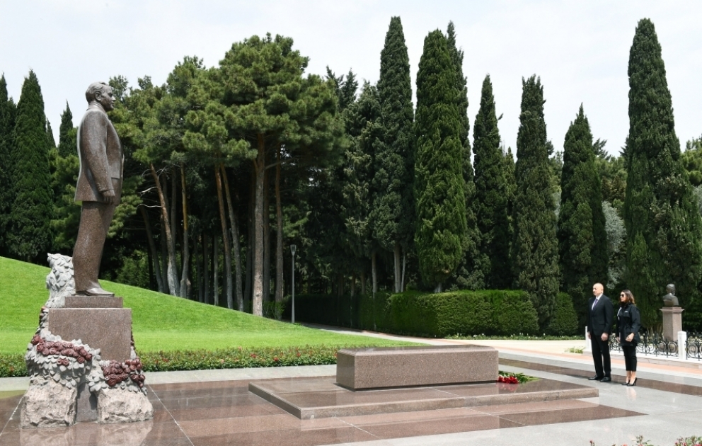Präsident Ilham Aliyev und First Lady Mehriban Aliyeva besuchen Grabmal von Nationalleader Heydar Aliyev