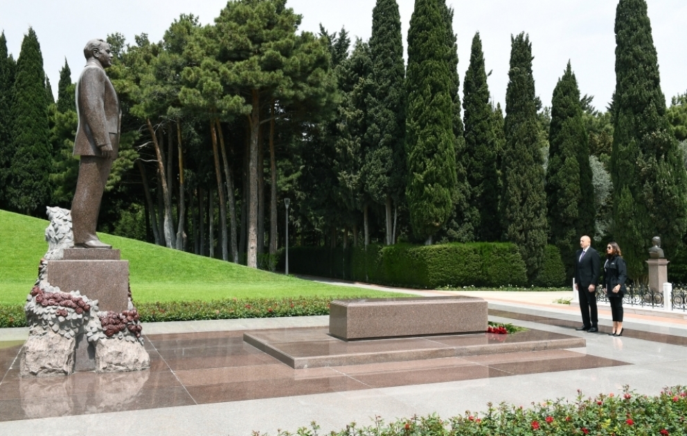 President Ilham Aliyev and first lady Mehriban Aliyeva visited tomb of national leader Heydar Aliyev
