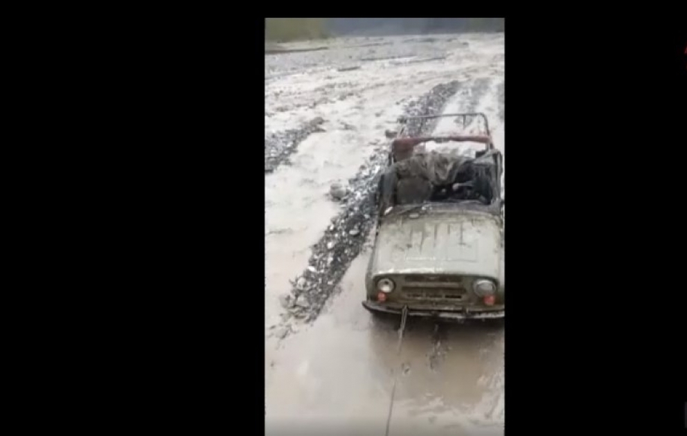 В Азербайджане селевые потоки смыли два автомобиля