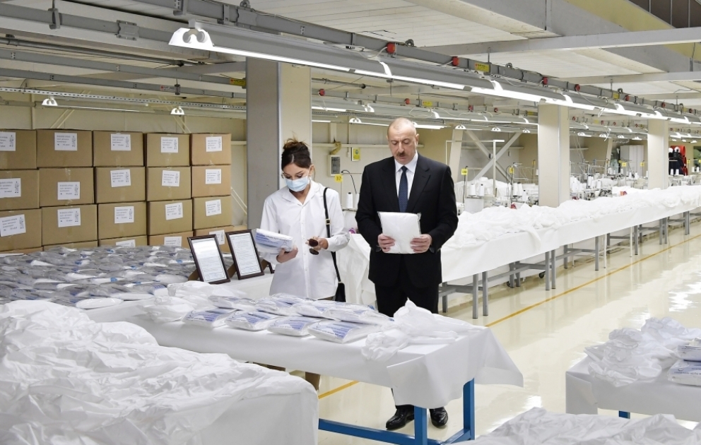 Präsident Ilham Aliyev und First Lady Mehriban Aliyeva weihen Betriebe für Herstellung von Gesichtsmasken und Schutzanzügen in Sumgayit ein