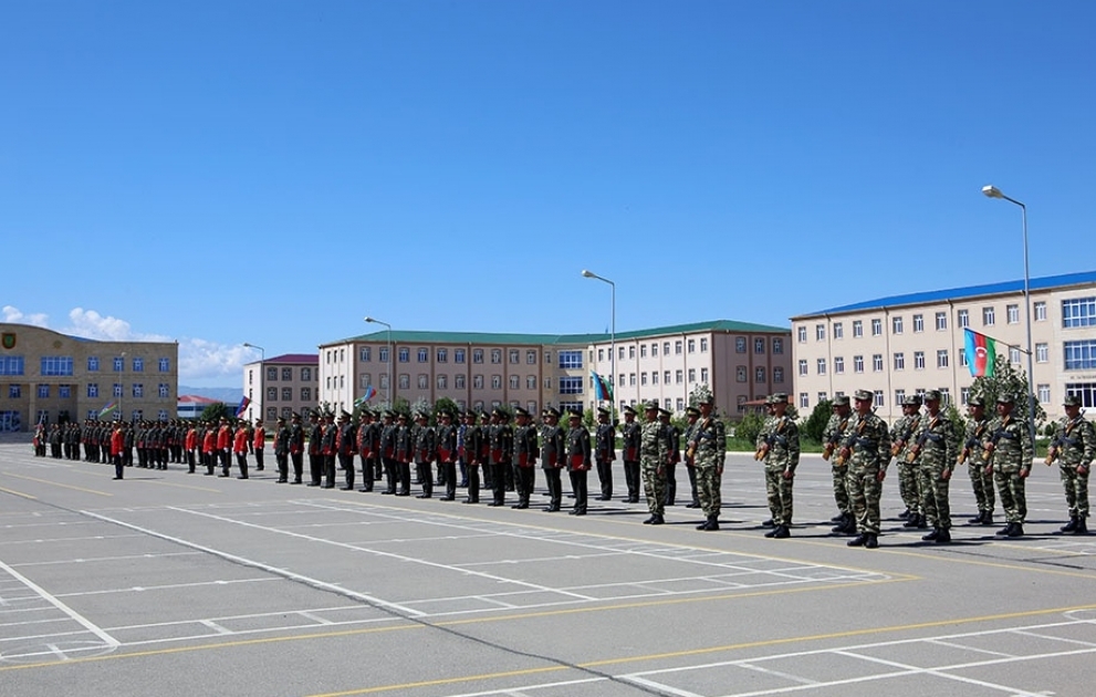 Əlahiddə Ümumqoşun Orduda ixtisasdəyişmə və təkmilləşdirmə kurslarını bitirən zabitlərin buraxılış mərasimi keçirilib