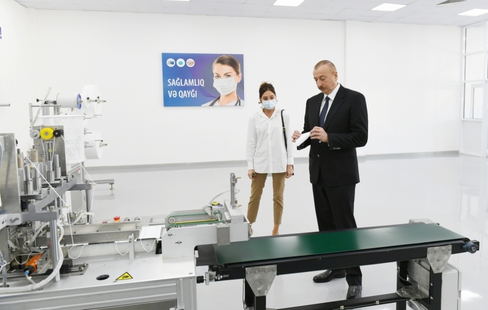 Sumqayıtda “Gilan Tekstil Park” MMC-nin tibbi maska fabrikinin və qoruyucu kombinezonların istehsalı müəssisəsinin açılışı olub 
Prezident İlham Əliyev və birinci xanım Mehriban Əliyeva açılışda iştirak ediblər